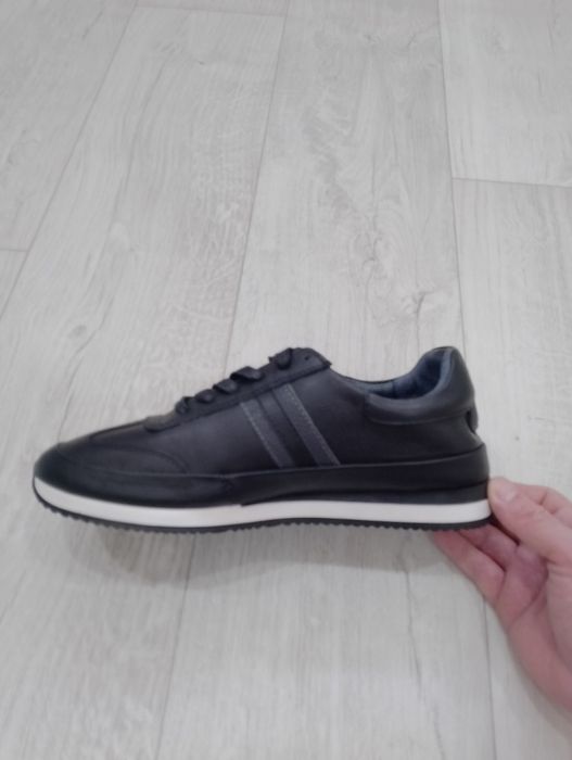 Кожаные кроссовки