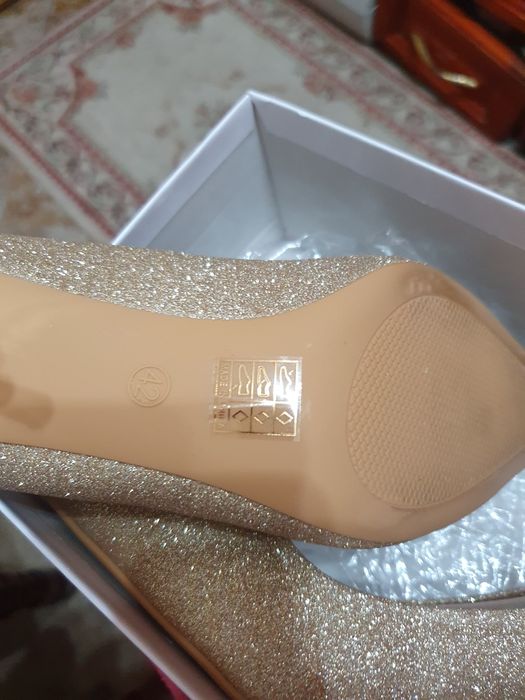 БРОКАТЕНИ нови обувки 39 номер