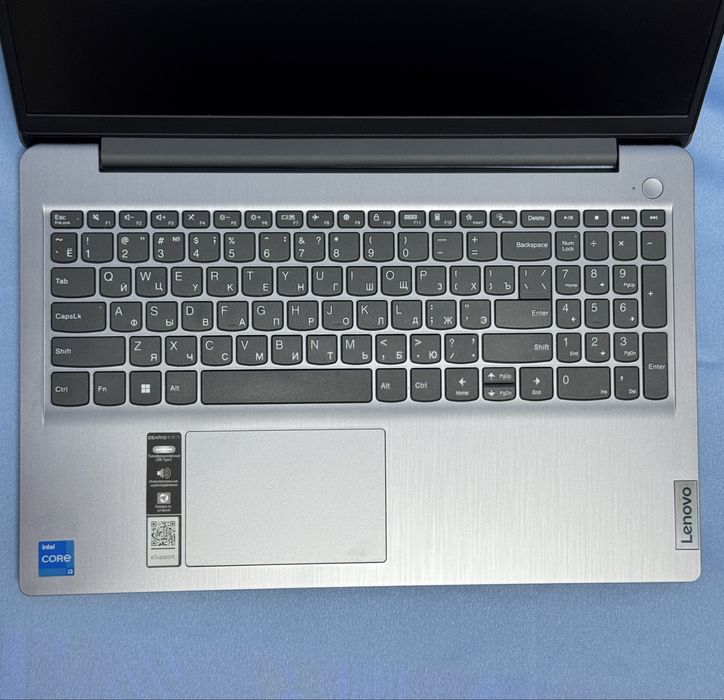 Ноутбук для работы и учебы Lenovo 2024г