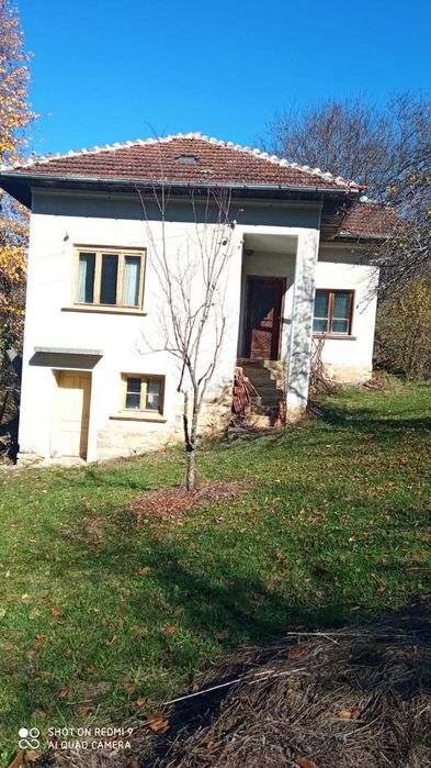 Къща с двор  спокойно място в полите на Стара планина