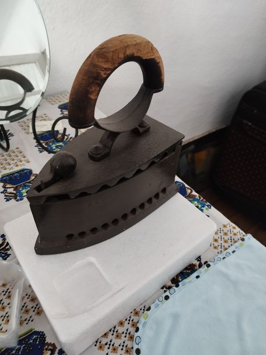 Fier de călcat vechi. Restaurat