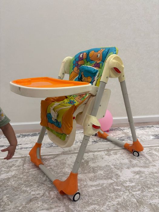 Детский столик в хорошем состоянии 

Пол