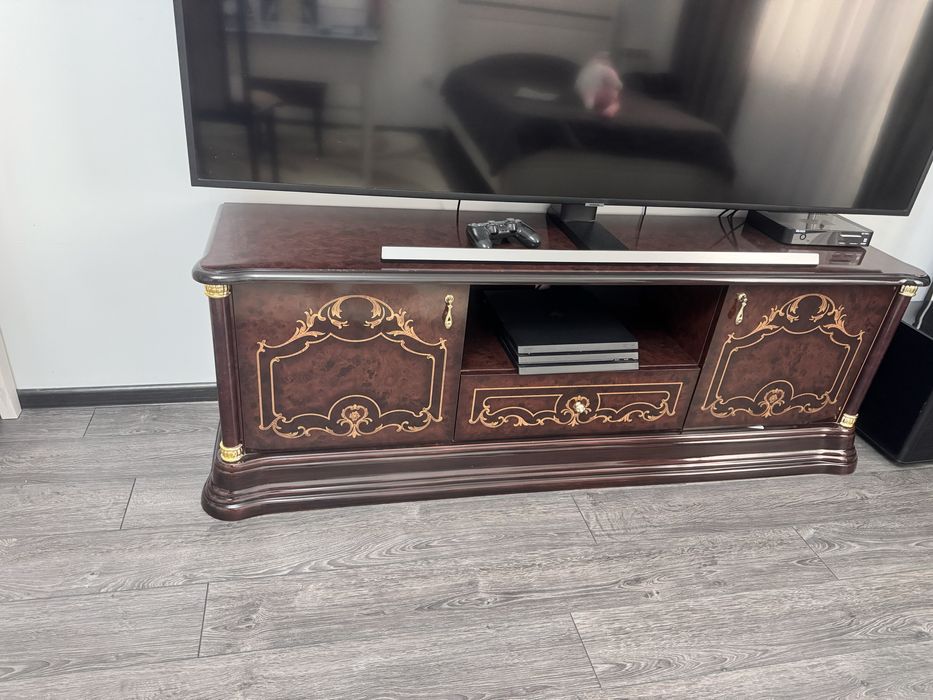 Шкаф с двумя тумбами