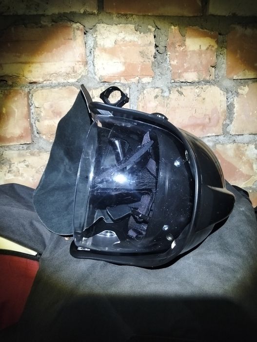 Шлема (каски) черные новые, белые, перчатки (краги),