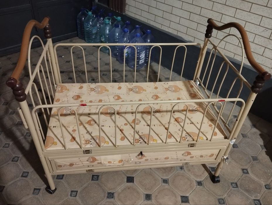 Karavat sotiladi surochna