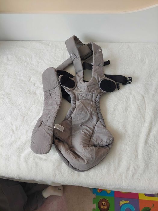 кенгуру за носене на бебче и колан за прохождане