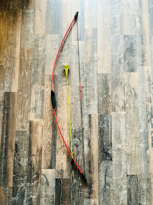 Geologic червен лък за стрелба и зелена стрела