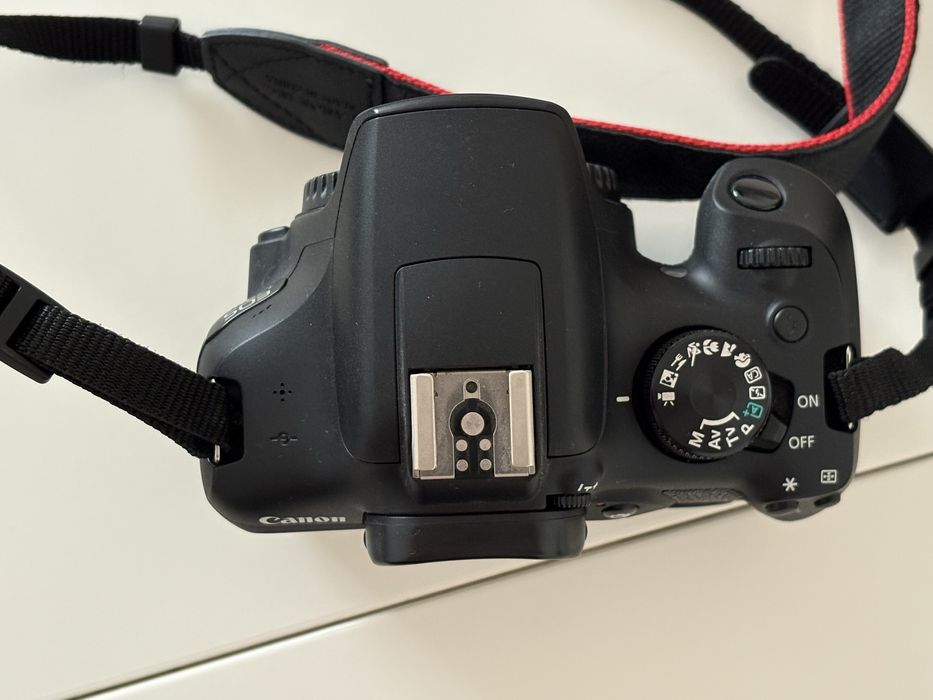 Camera Canon EOS 1300D + obiectiv EFS 18-55 mm