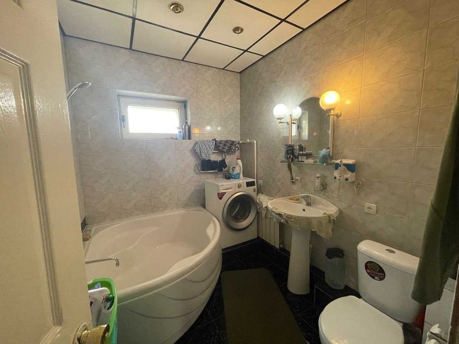 77 серии м-в Эльбек быв.вин завод рядом Канадская школа 72 кв.м 3\4\4