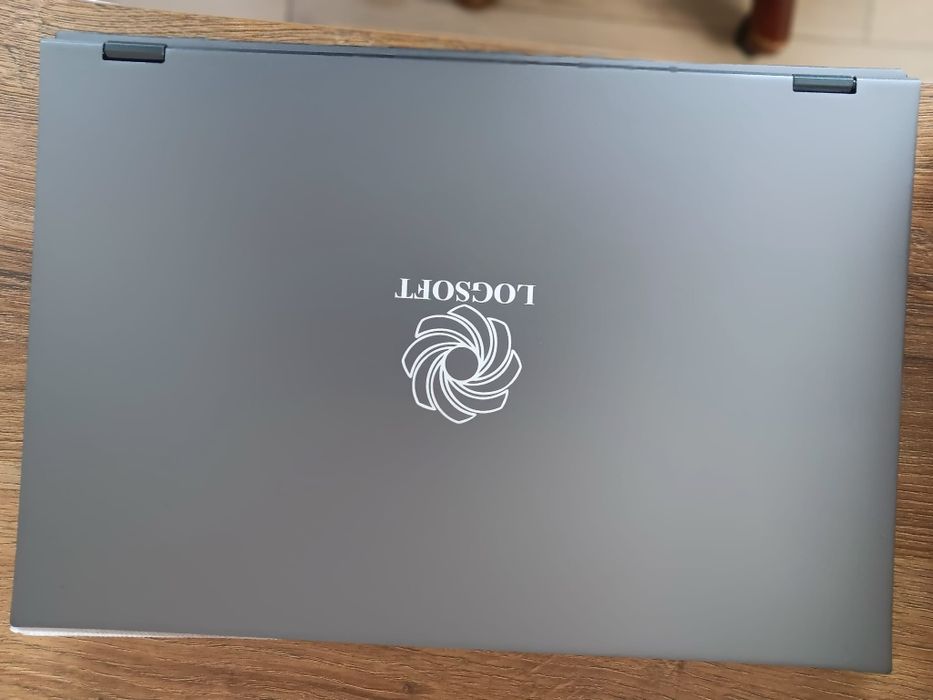 Laptop gaming dual screen