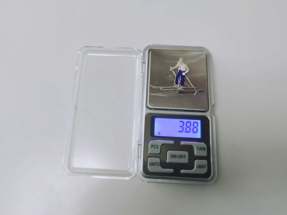 Insigna sportiva argint 935 schior cu email albastru .