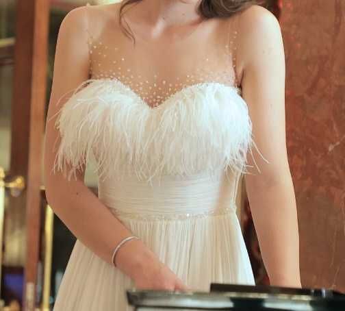 Rochie mireasa de matase cu corset, pene, taietura pe picior, pietre