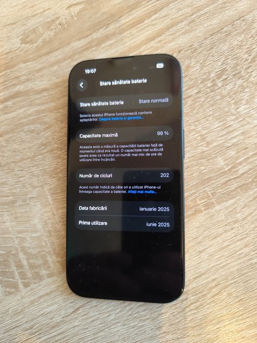 Vând iPhone 16 folosit, în stare foarte bună, huse cadou