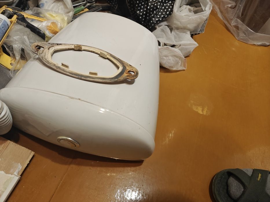 Бачок от унитаза и раковина