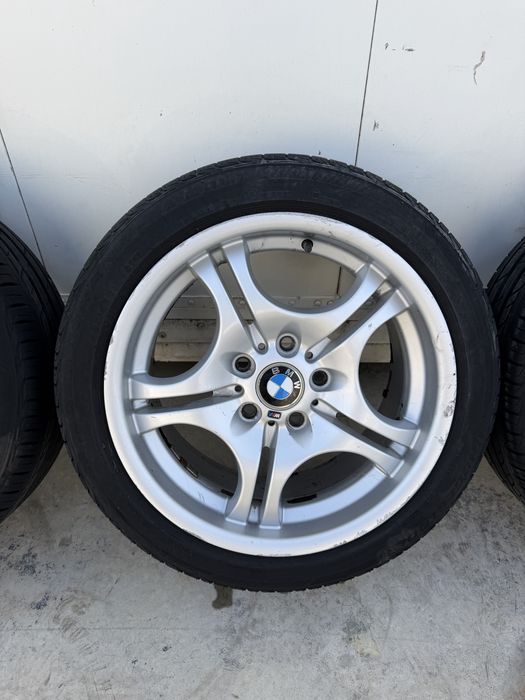 Продавам джанти Спорт пакет Style 68 5x120 72.6  Предни- 7.5Jx17 ET41 Задни - 8.5Jx17 ET50 Стават за е36,е46 и др. Едната джанта има нужда от заварка!
