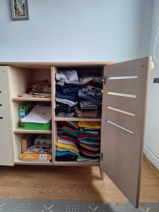 masa de infasat bebe / dulapior de haine