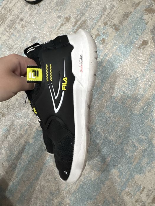 черные кроссовки FILA
