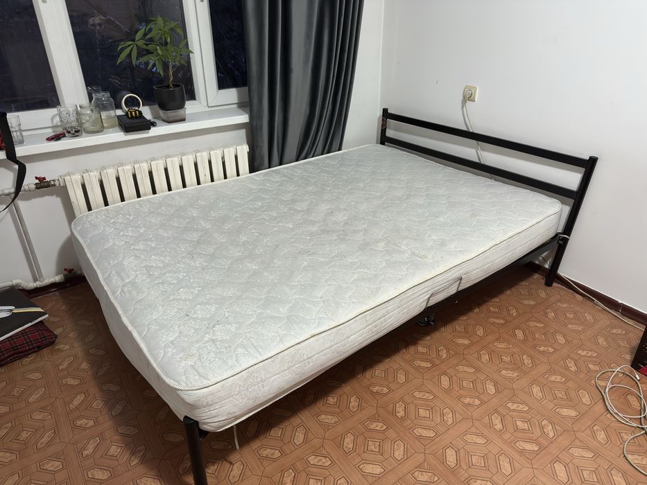 Кровать с матрасом