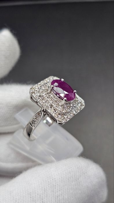 Златен пръстен с рубин и диаманти – 18K