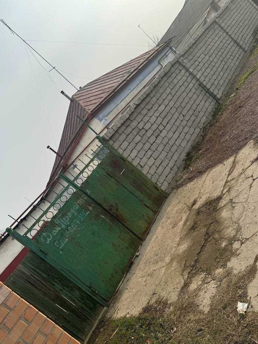 Продается дом в городе Нуравшон бывшая Той Тема 4 сотки 4 комнаты.