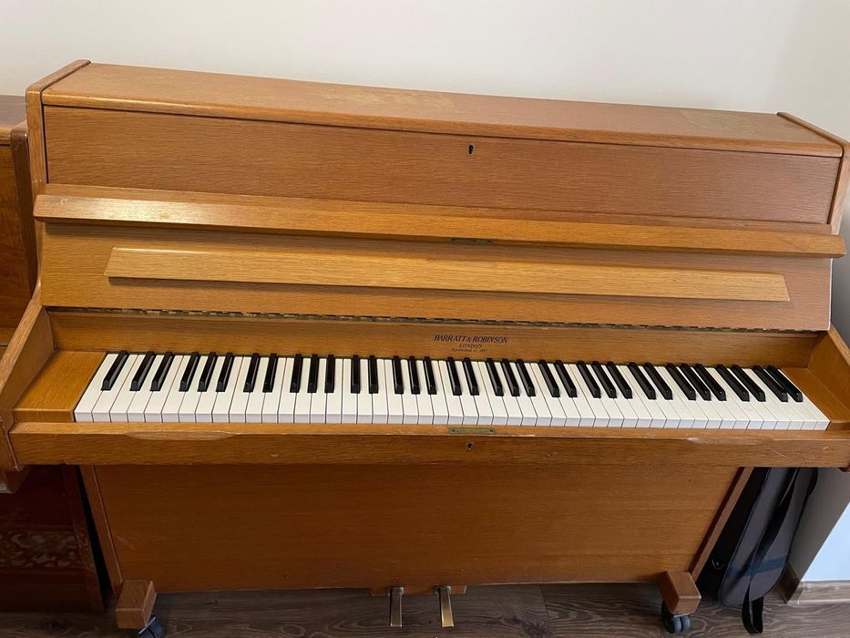 Vând pianine aduse din Anglia