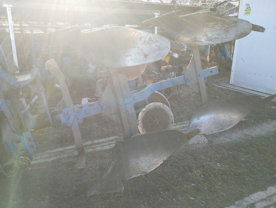 Plug reversibil două brazde