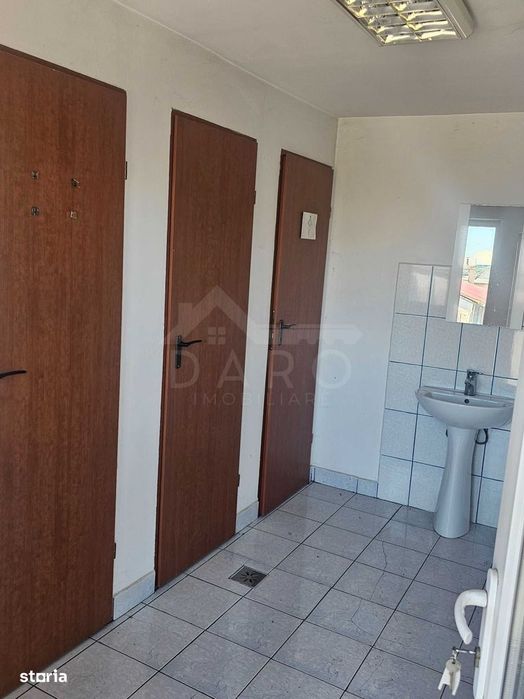 De închiriat spatiù comercial