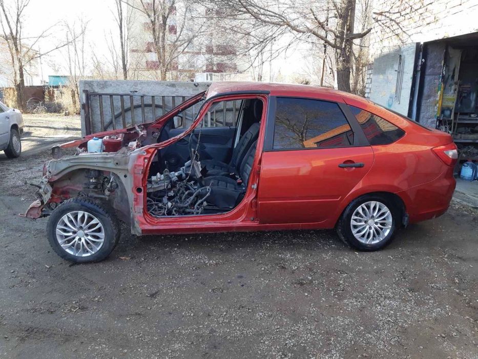 Продам на запчасти lada granta