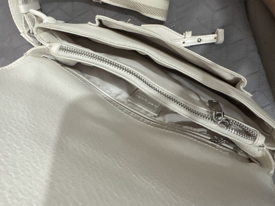 Бяла голяма чанта