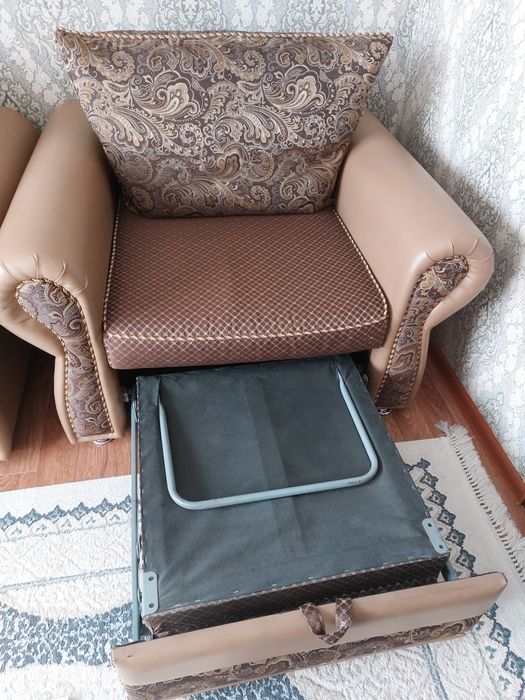 Диван мен кресло сатылады.