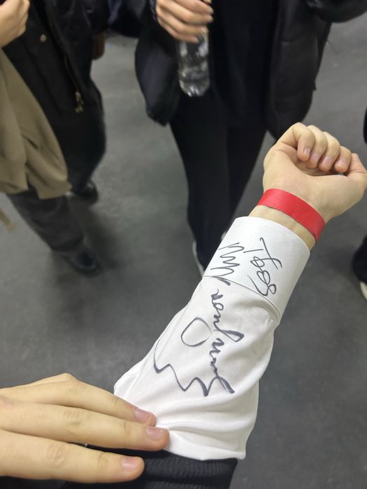 Рубашка с подписью солисткой группы Максим