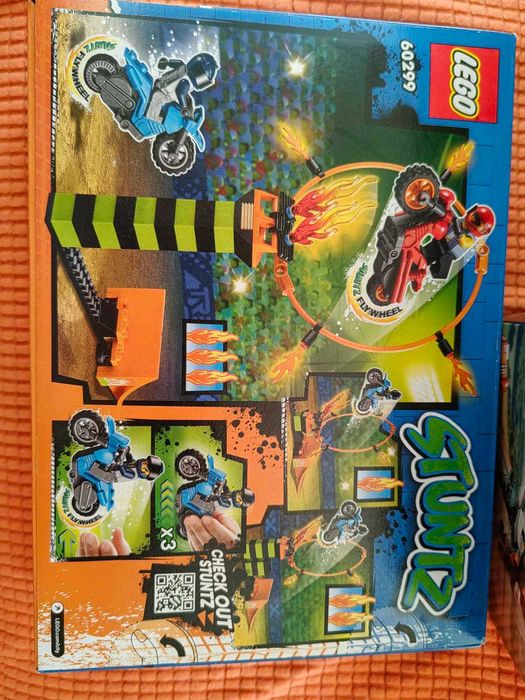 LEGO City Stunt 60299 (Каскадьорско състезание)