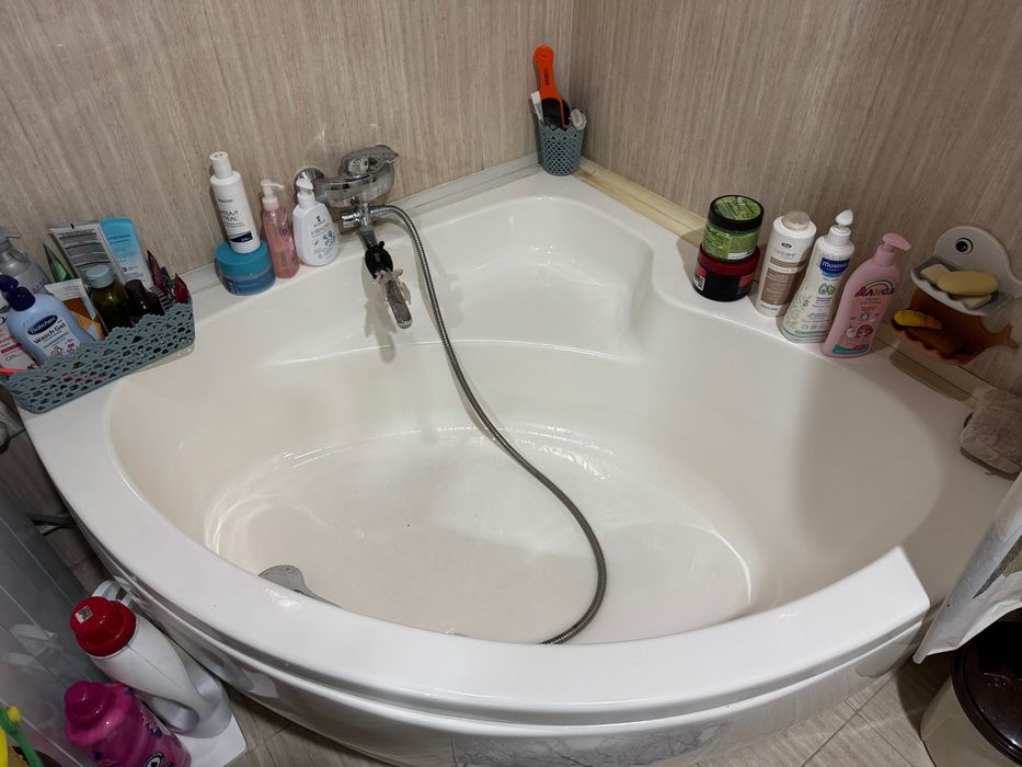 Продаю акриловую угловую ванну