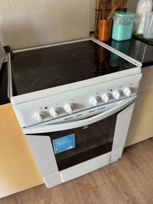 Продам плиту Indesit — полностью рабочая.