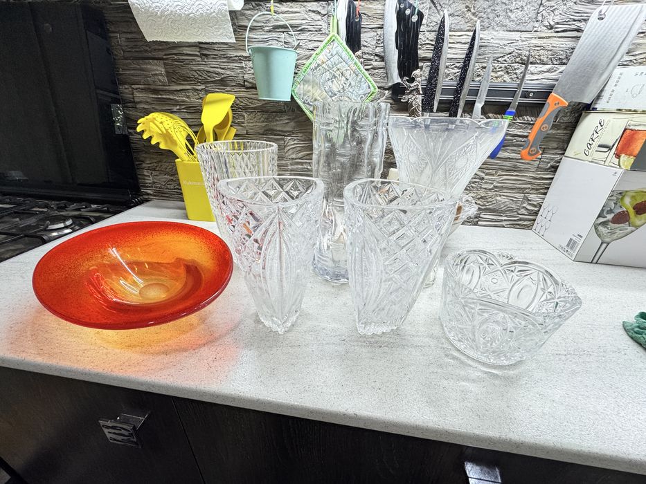 Продаются вазы ( хрустальные и стеклянные)