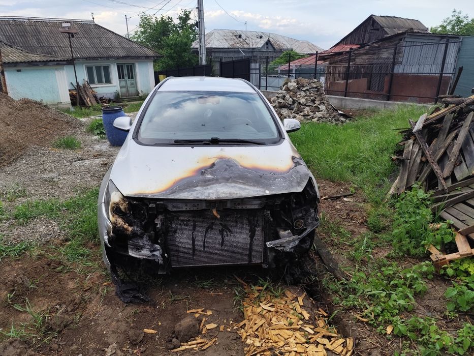 Vând Opel Astra J Sports Tourer 2010 – avariat incendiu – pentru piese sau dezmembrări