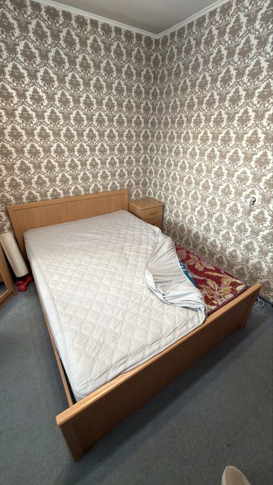 Кровать с прикроватной тумбой