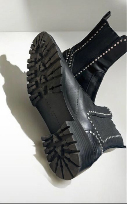 Ghete damă negre cu ținte decorative – stil rock