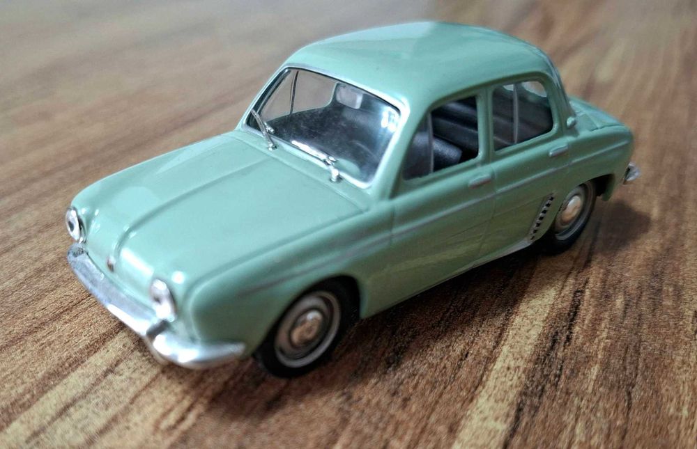 продавам метални и пластмасови модели на автомобили мащаб 1:43