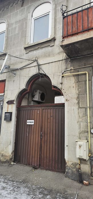 Apartament la curte, 2 camere – necesită renovare – zonă bună, aproape centru-potențial investiție