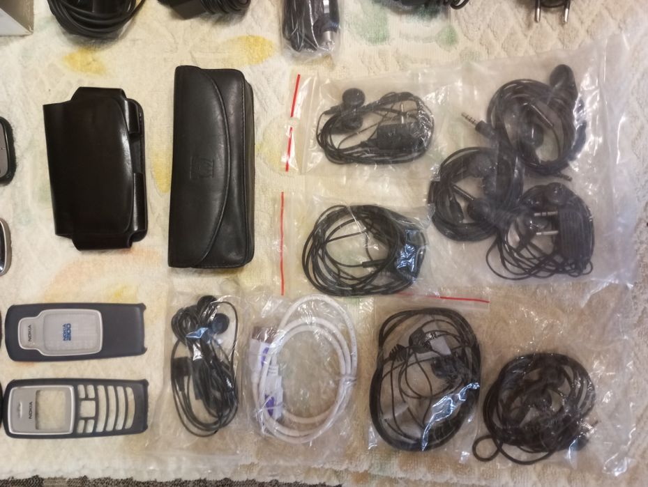 Телефоны и аксессуары к ним.