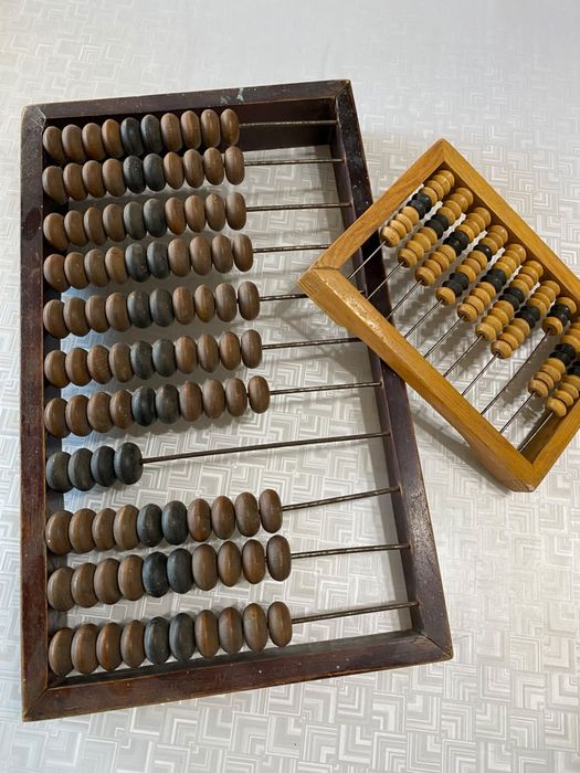 Продам утюг, светильник, конторские счёты.