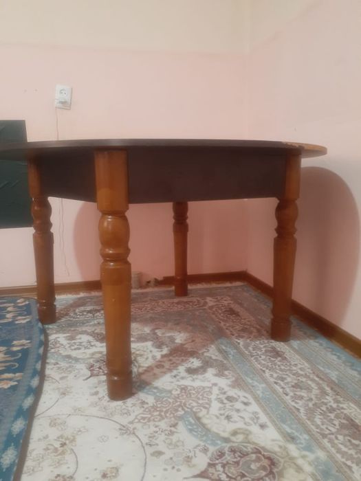 Круглый стол со сменными ножками