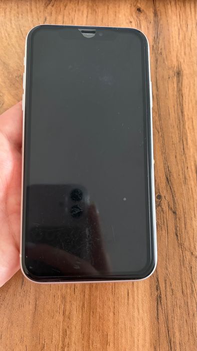 iPhone XR б/у с зарядкой (оригинал)