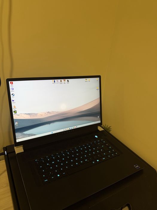 Геймърски лаптоп Dell Alienware X17 R2 + подарък мишка и охлаждаща поставка