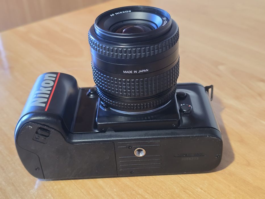 Nikon F-401x plus obiectiv Nikon AF 35-70 f/ 3.3-4.5 in stare perfectă de funcționare și estetic, cameră pe film 35 mm