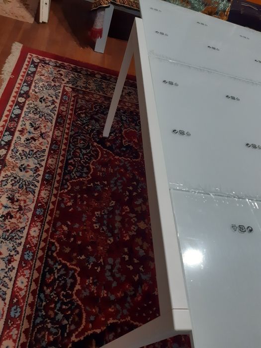 Vând masă de sticla culoare albă noua