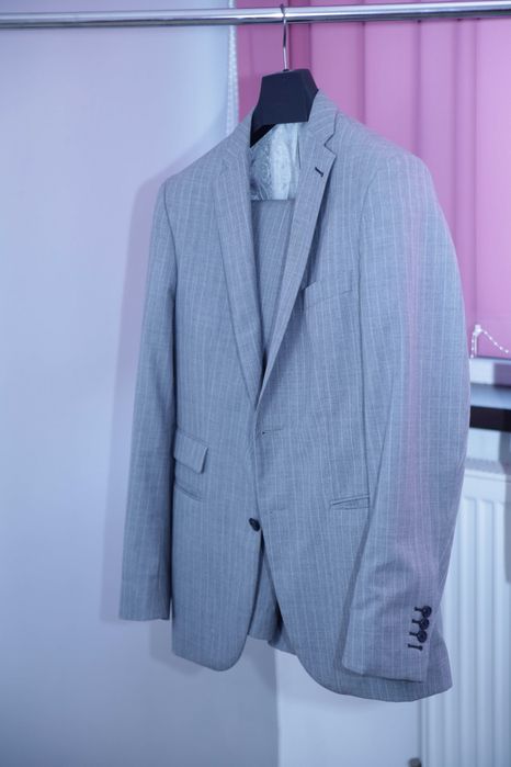 Costum gri dungi