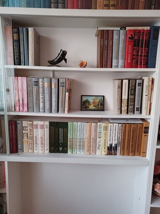 Книги разные. Есть подписные издания.