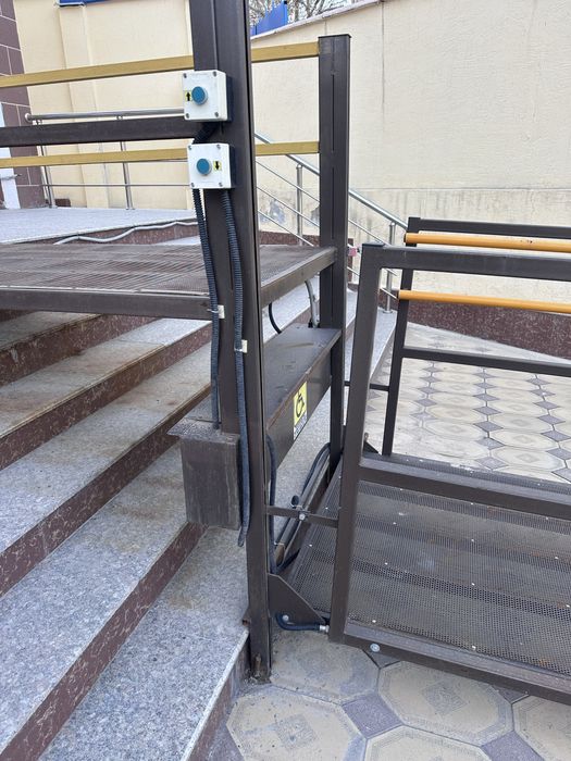 Подьемник для инвалидов вертикальный б/у